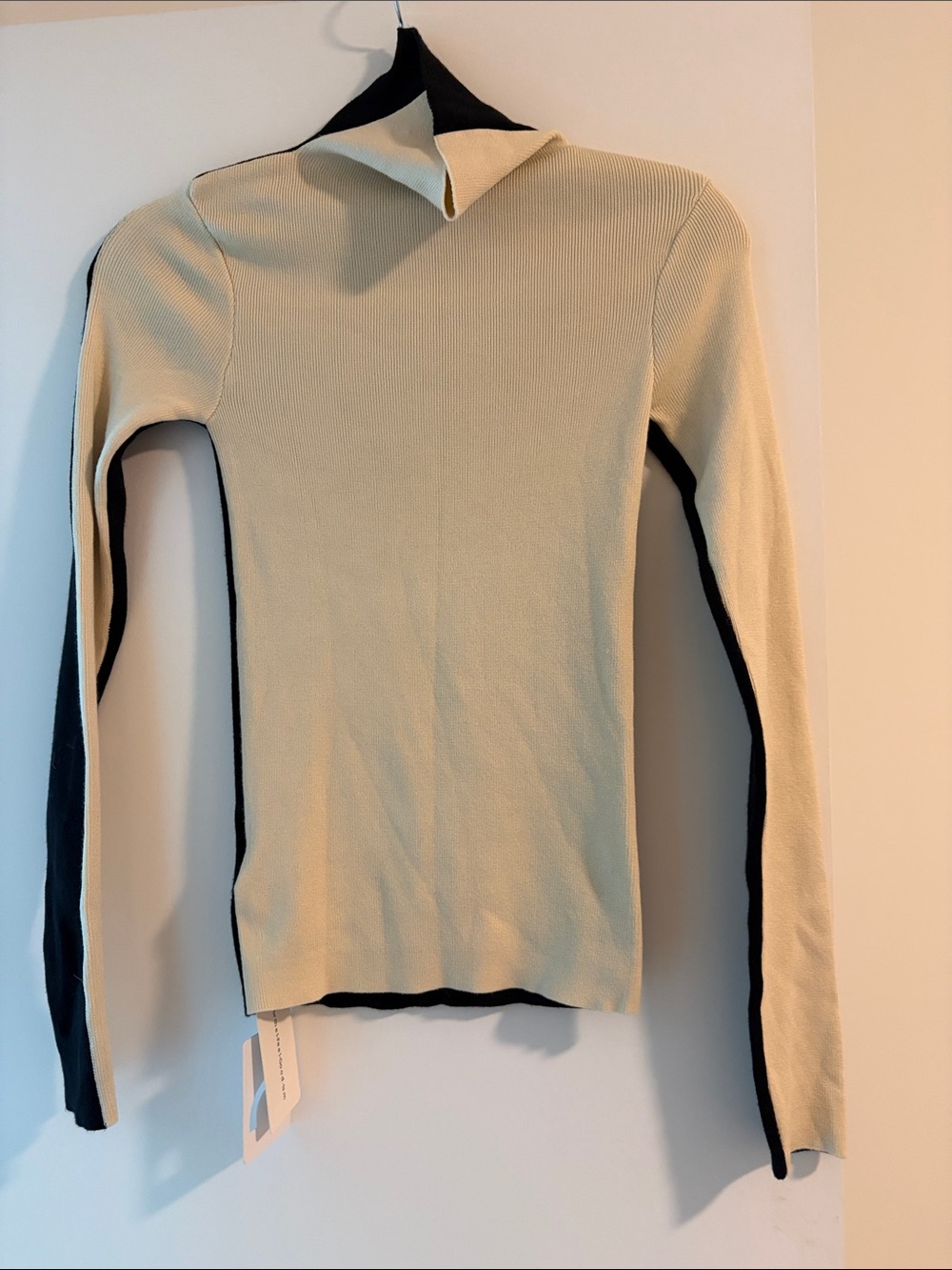 Commense Two-Tone Ribbed Long-Sleeve Sweater in Cream and Black